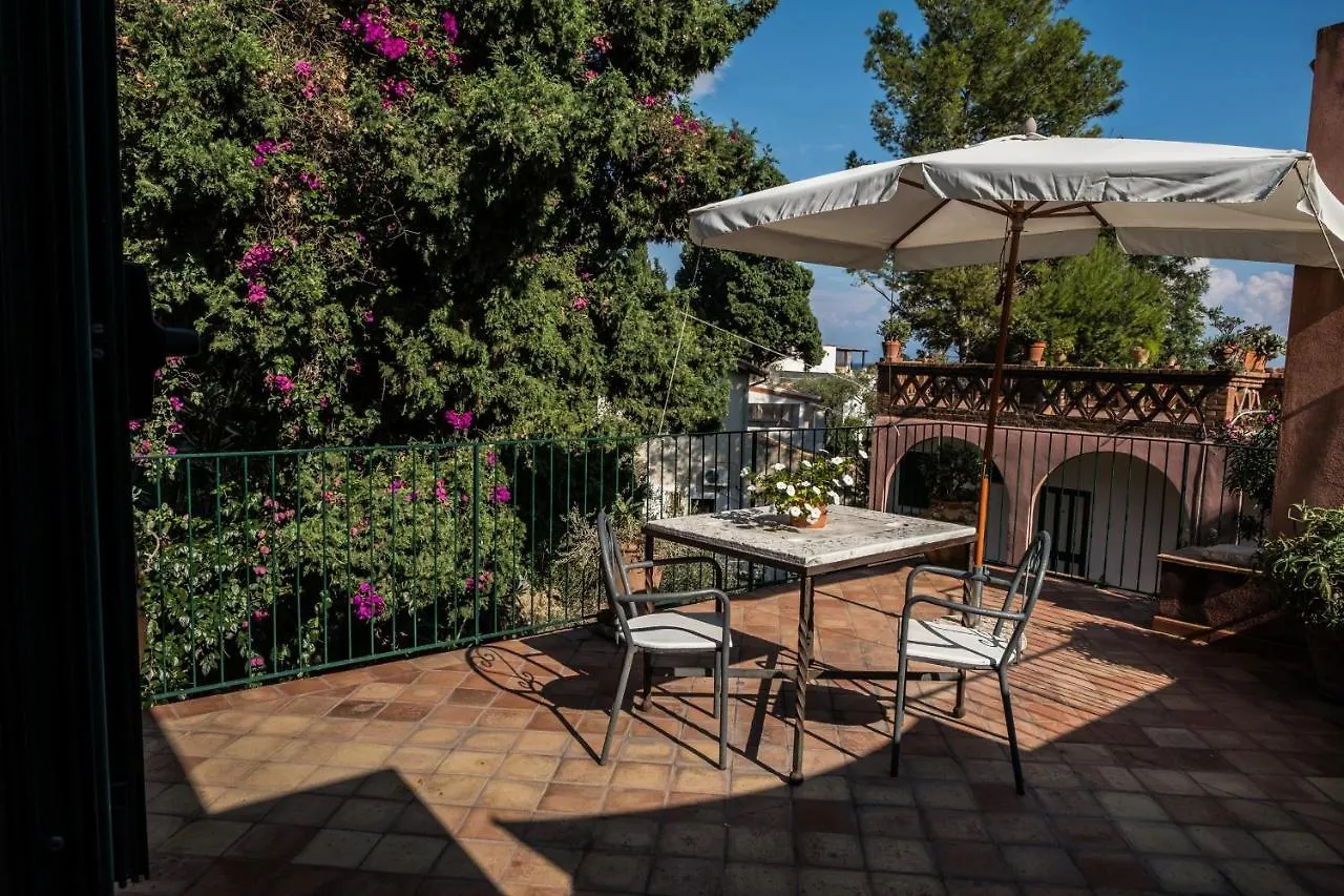 Hotel Villino Gallodoro タオルミーナ 2*,